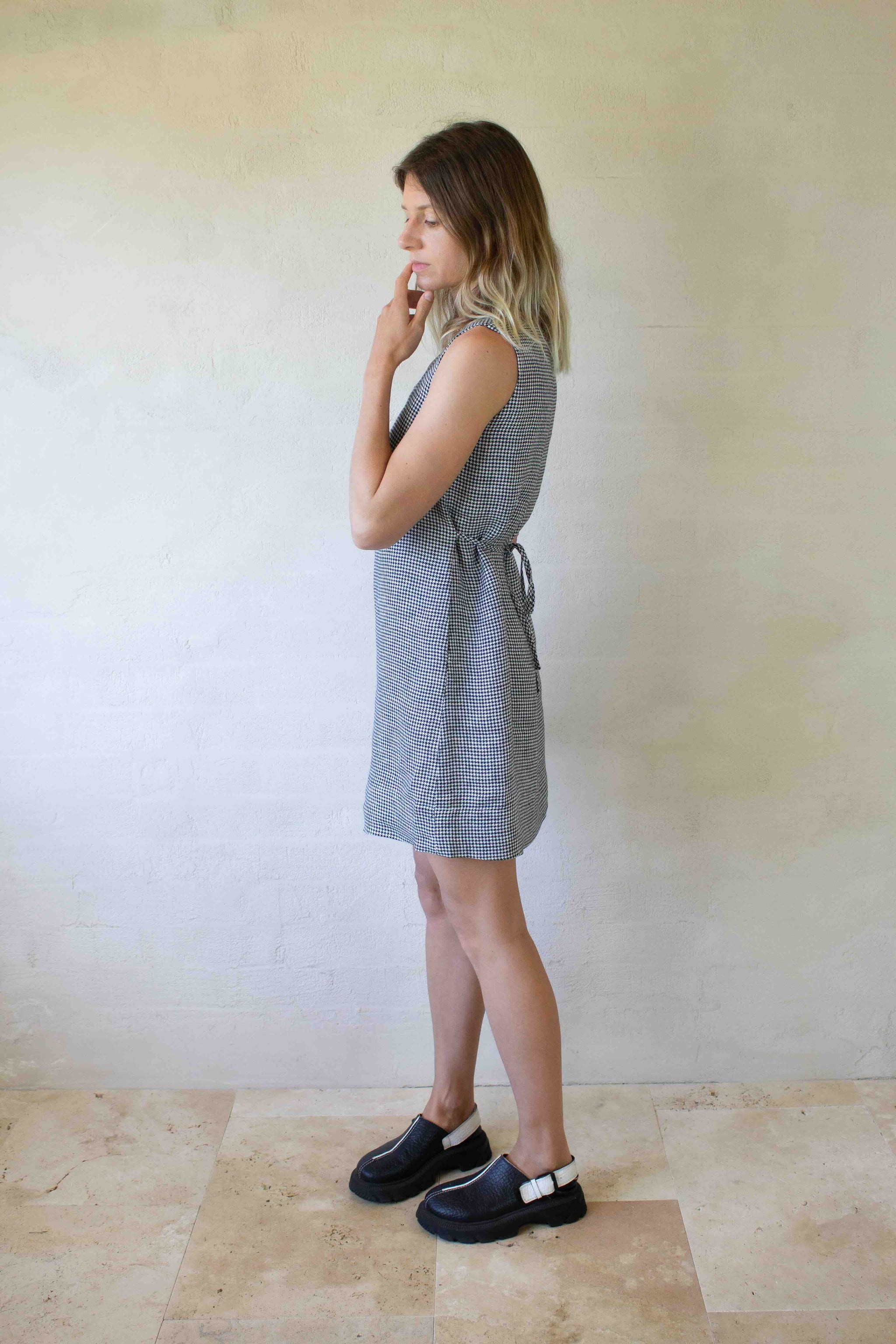Poppy Dress - Linen Mini Dress in Black/White Houndstooth